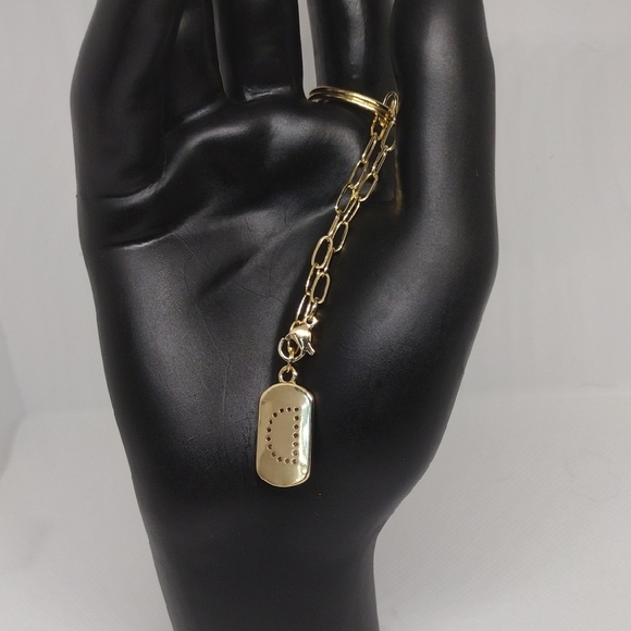 Elegant Gold Keychain with Stylish ‘D’ Pendant – Perfect Gift - Picture 2 of 3